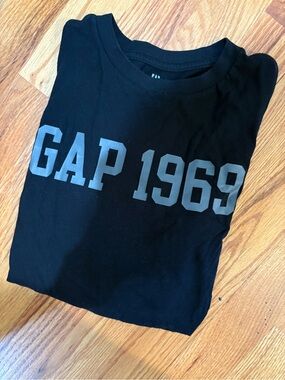 ▪️GAP Long-Sleeve Tee